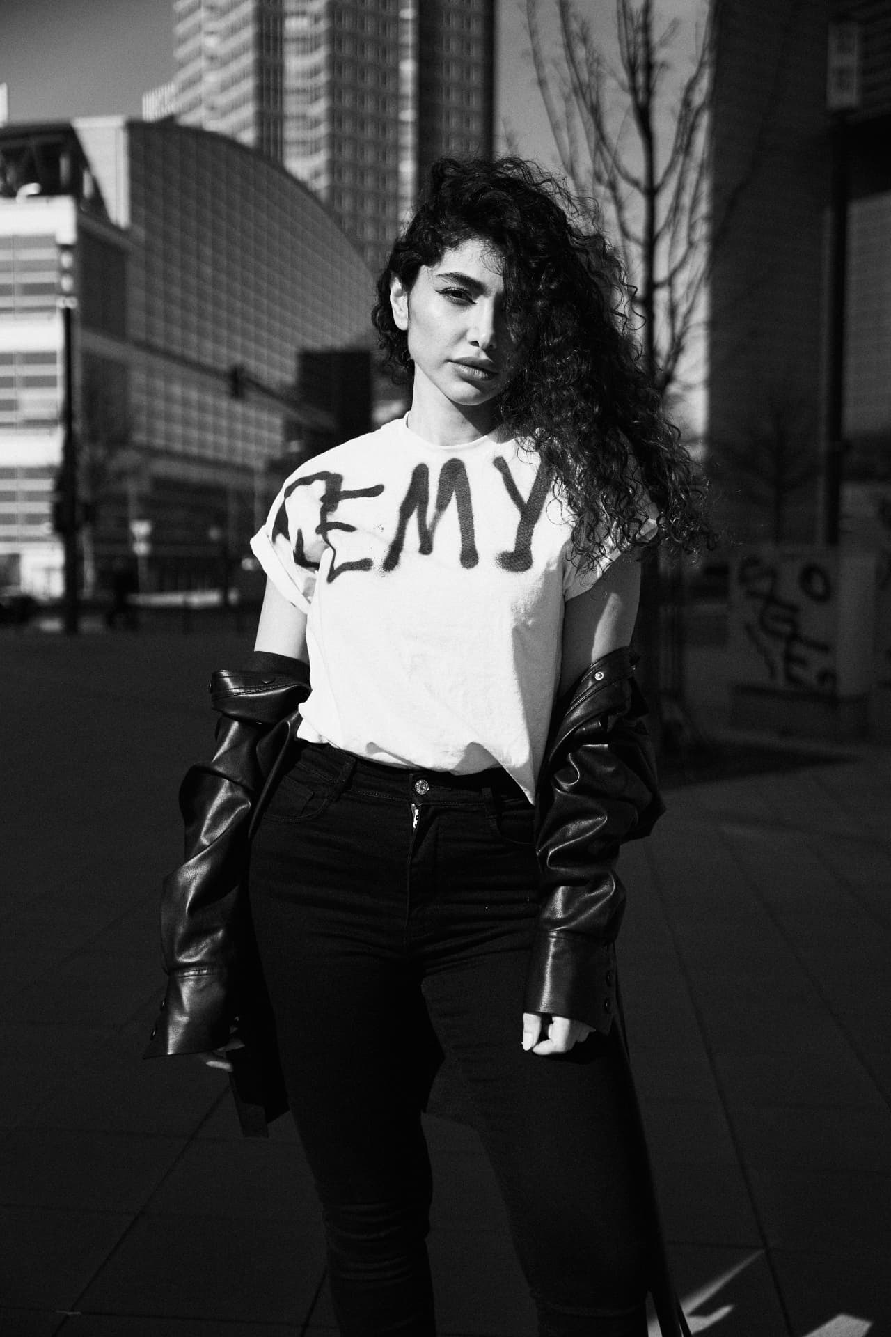 Schwarz-weiß Porträt von Femy Malekian in Lederjacke