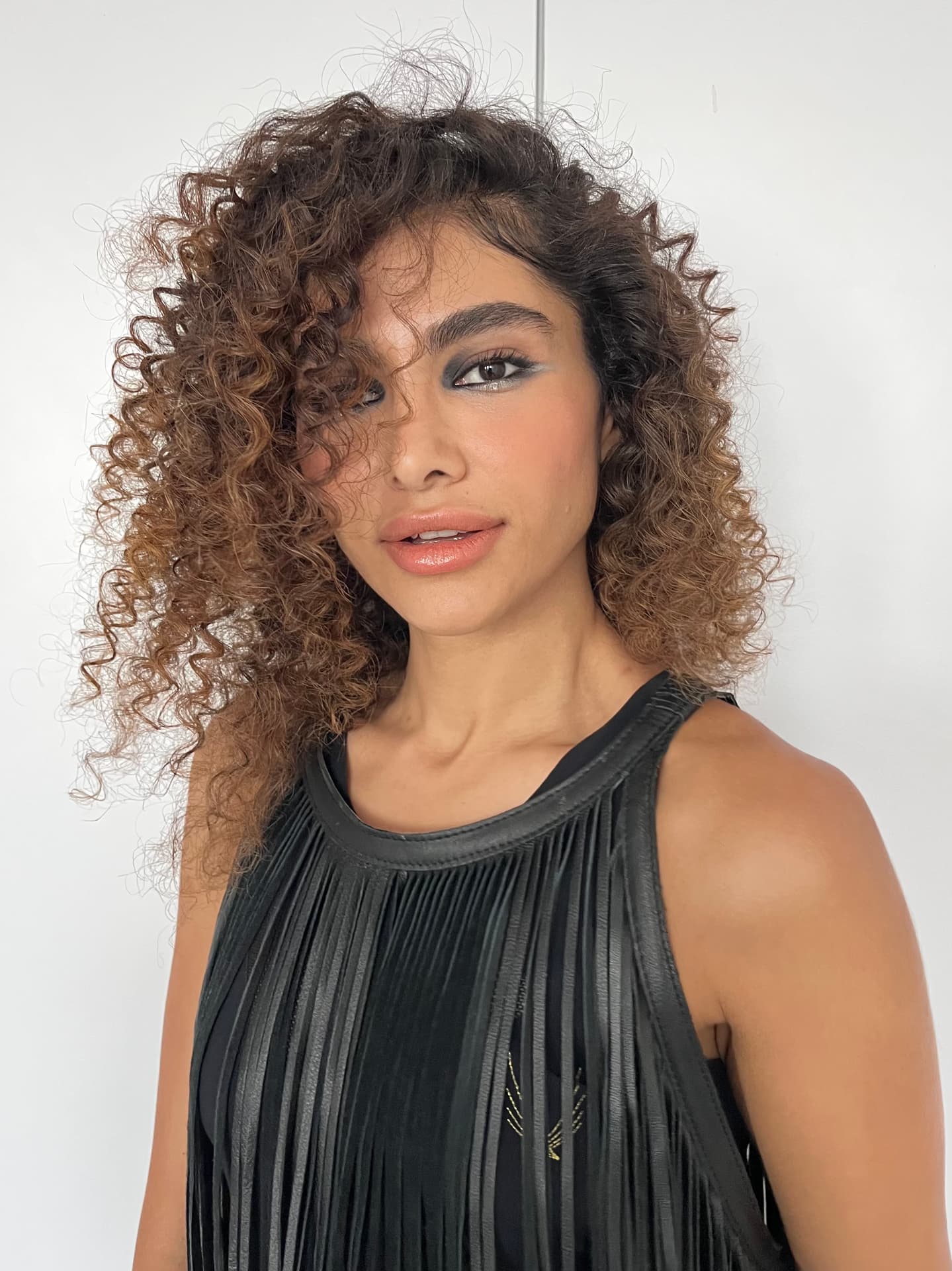 Beauty-Porträt von Femy Malekian in schwarzem Top