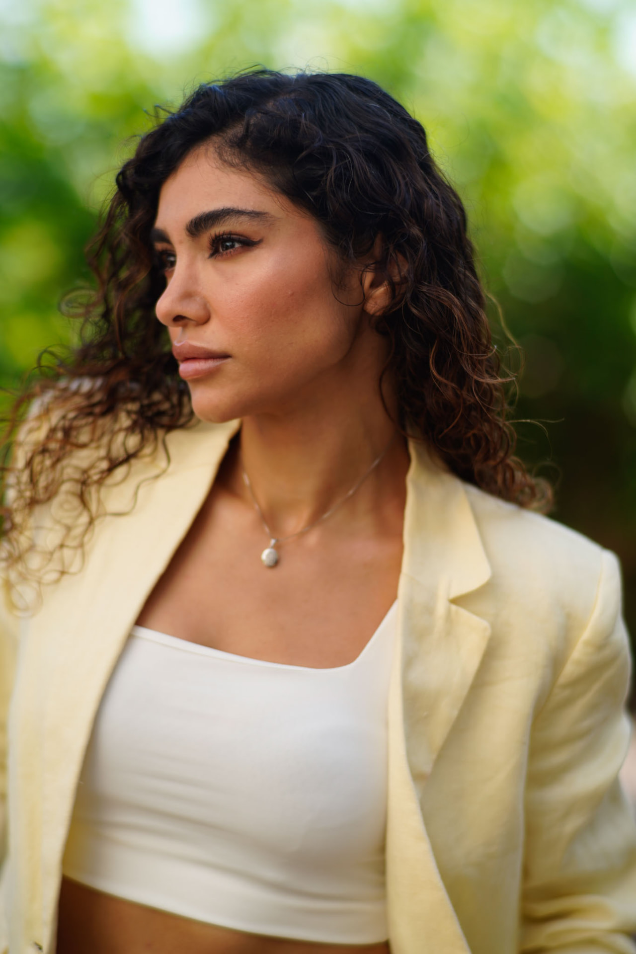 Femy Malekian in gelbem Blazer im Grünen