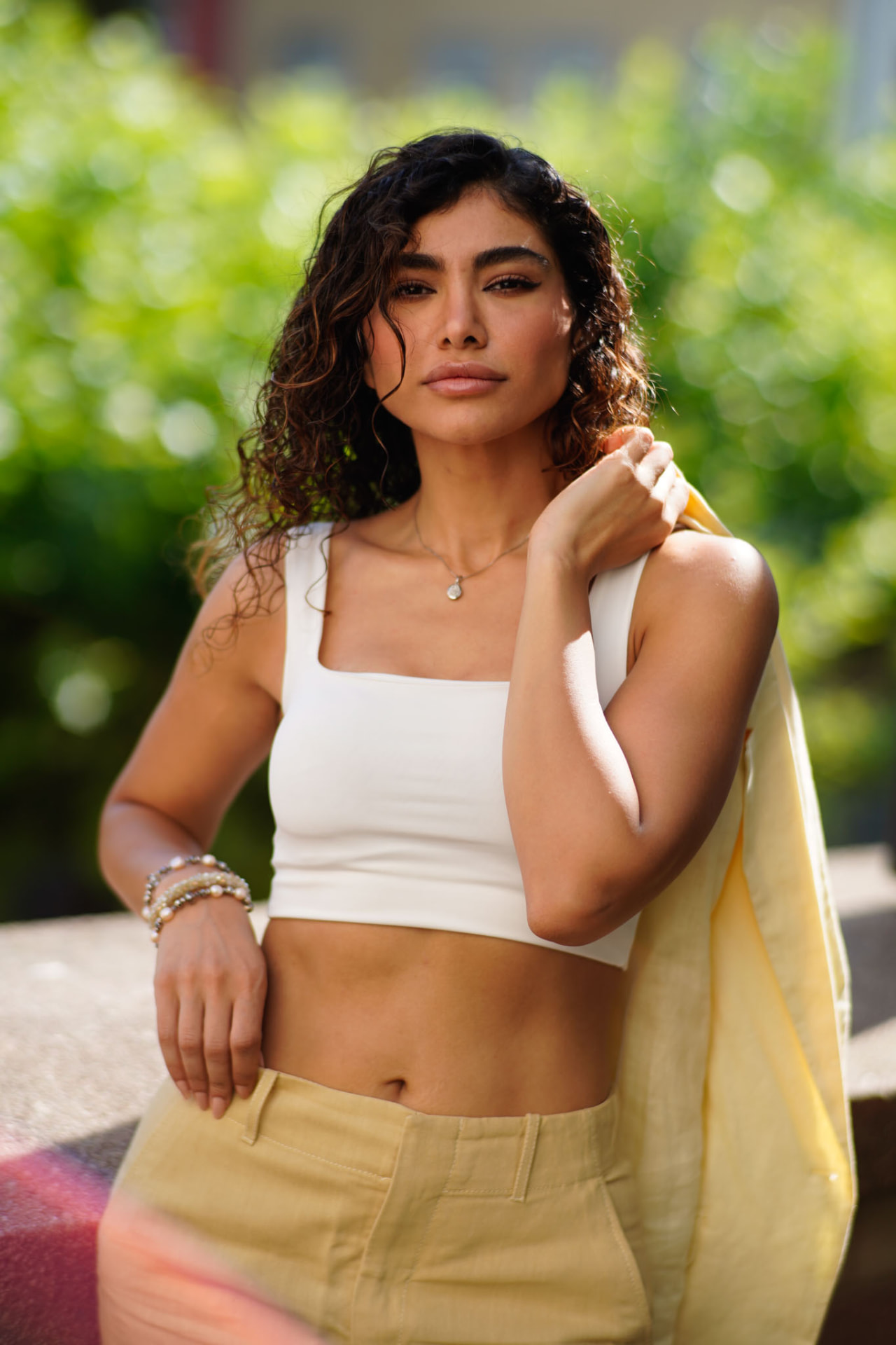 Femy Malekian in Sommerlook mit gelbem Rock