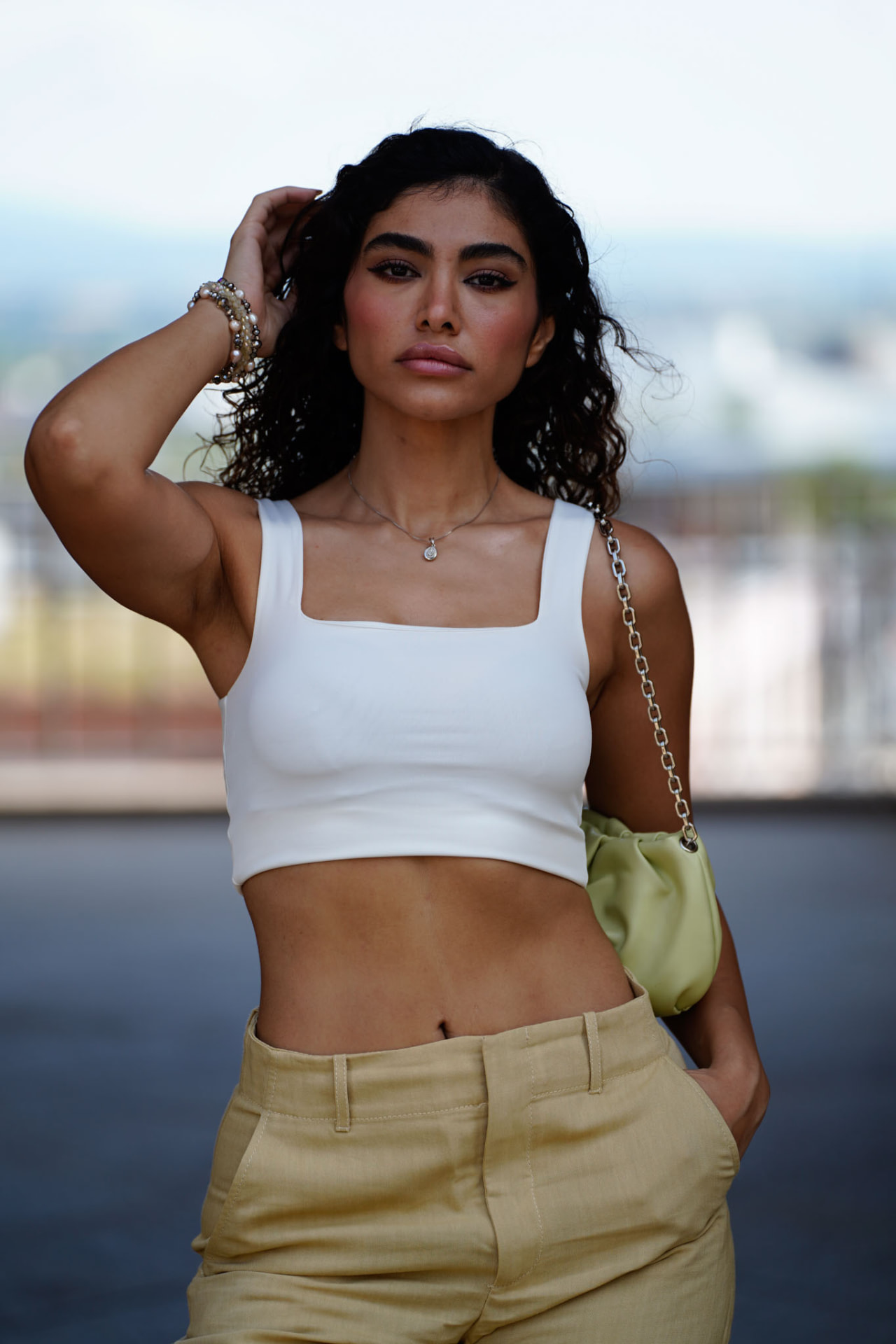 Femy Malekian in weißem Top, urbaner Hintergrund