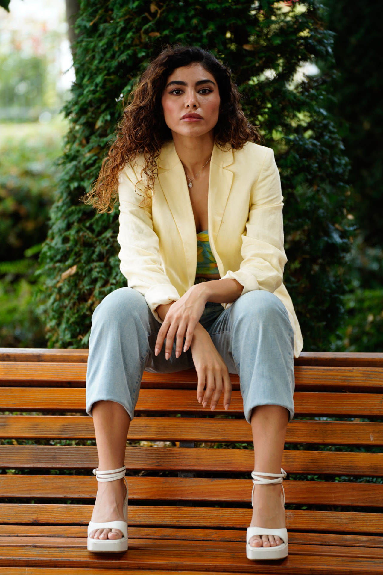 Femy Malekian in gelbem Blazer und Jeans