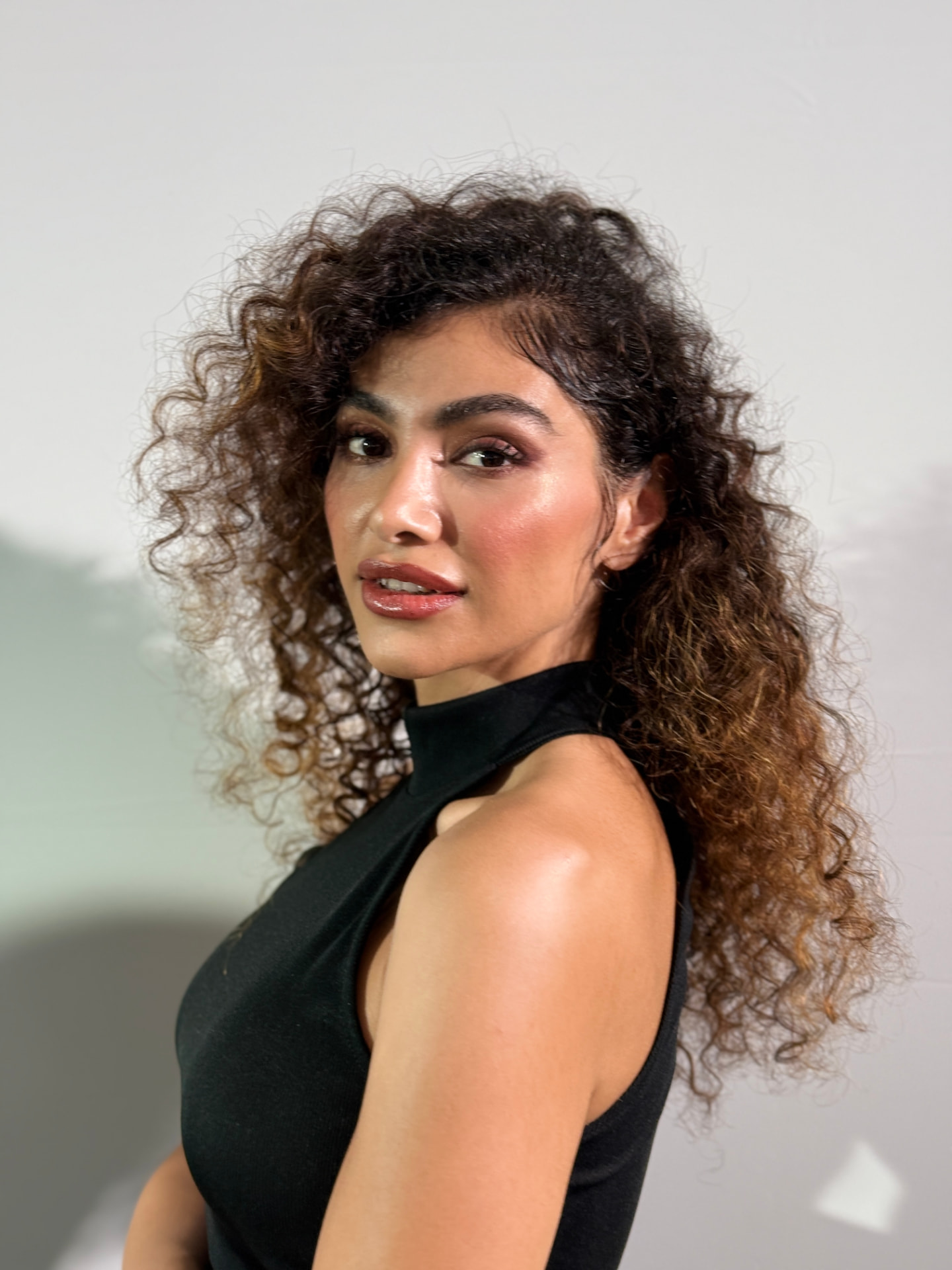 Beauty-Porträt von Femy Malekian in Schwarz