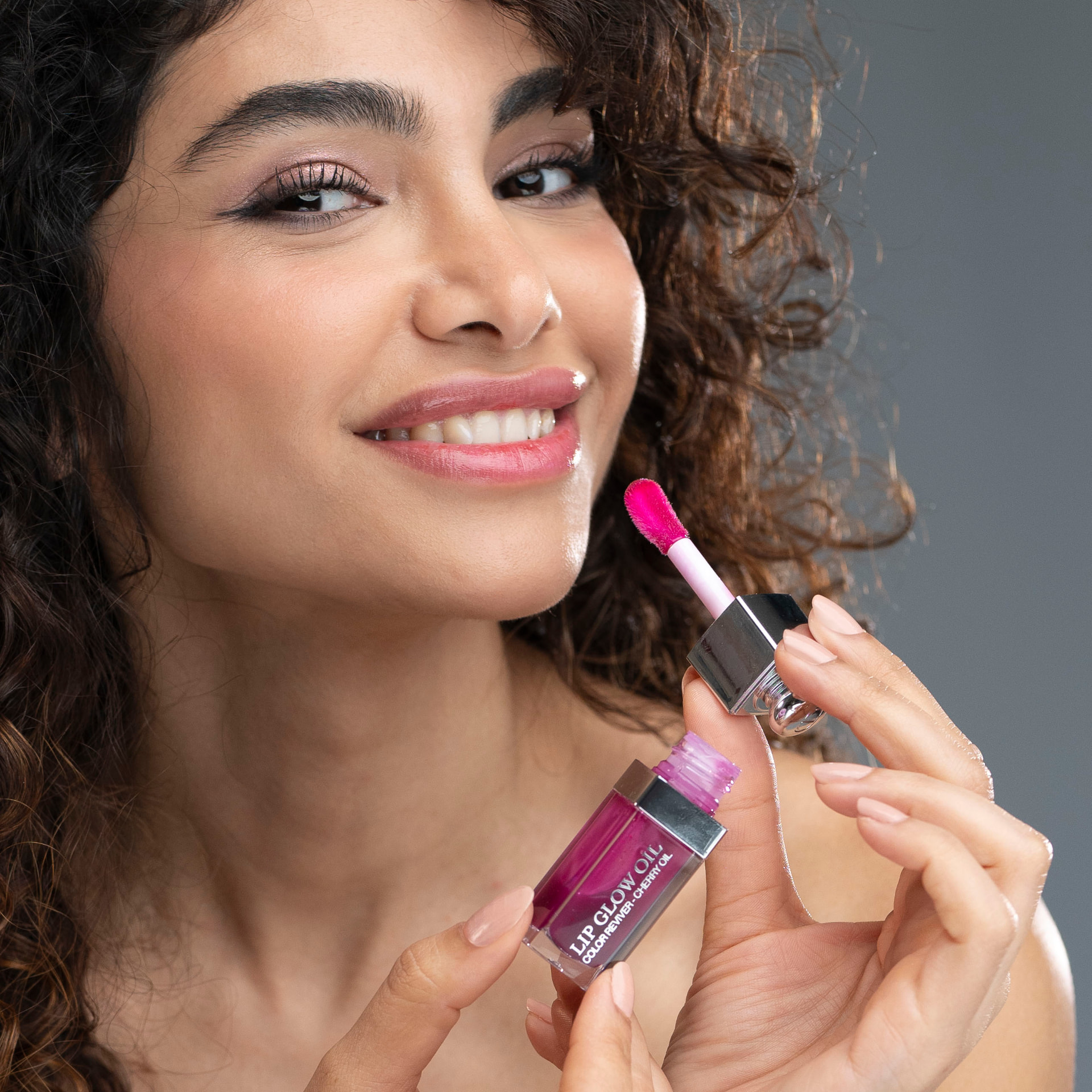 Femy Malekian mit Lippenstift, Beauty-Kampagne