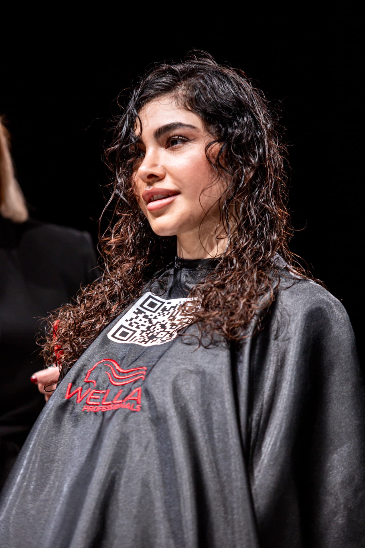 Femy Malekian bei einer Haarshow, Backstage