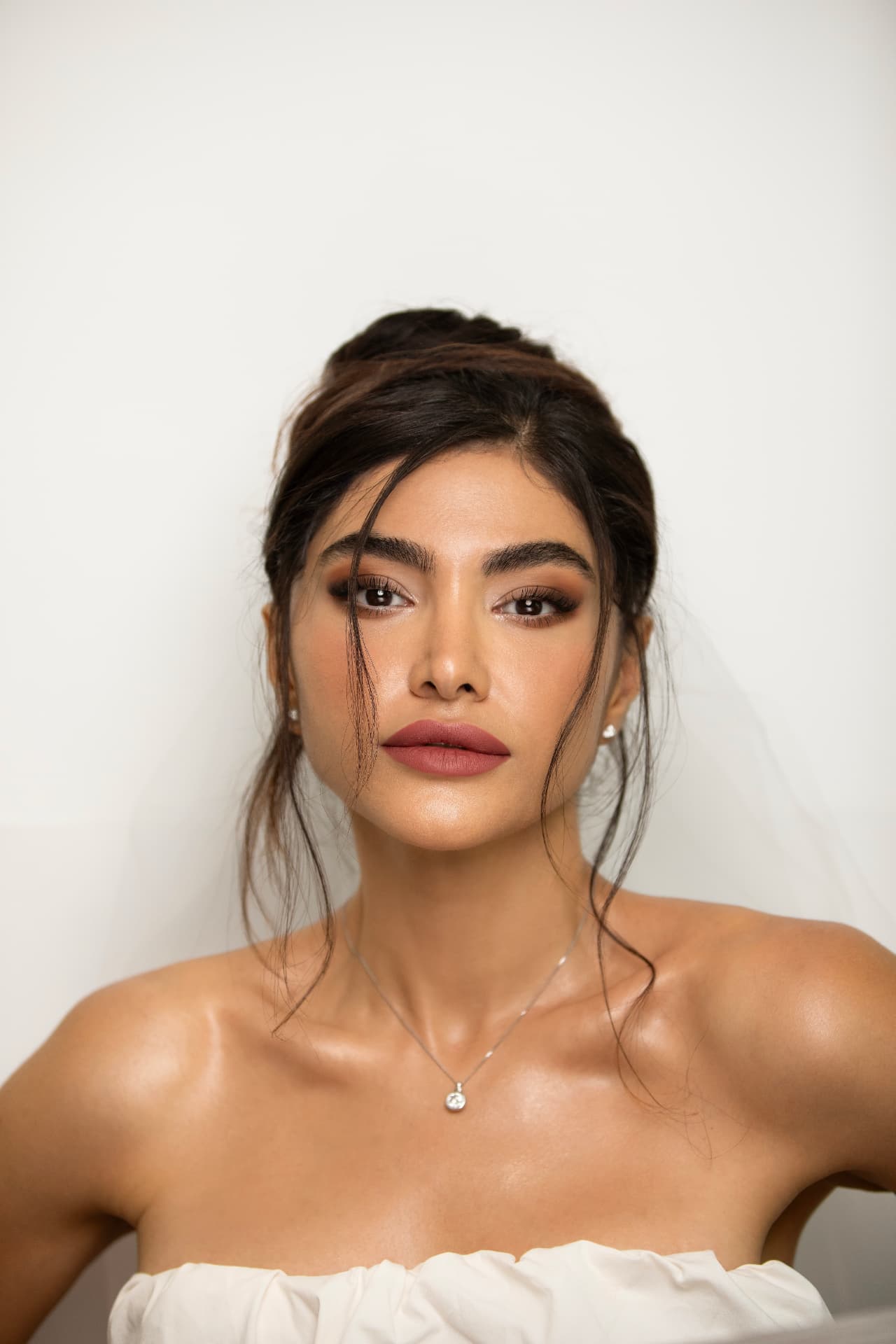 Femy Malekian in weißem Top, Beauty-Porträt