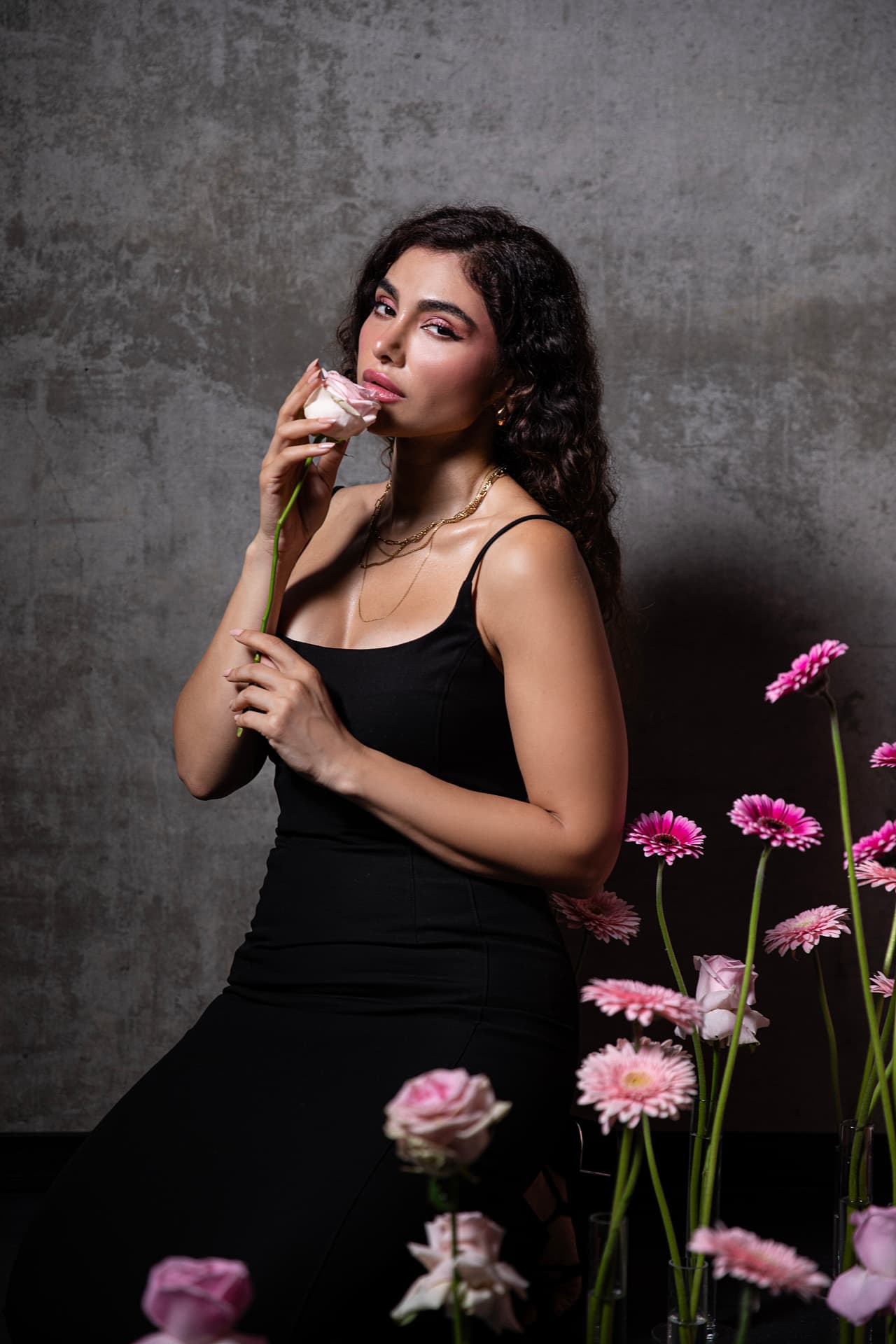 Femy Malekian in Schwarz mit rosa Blumen