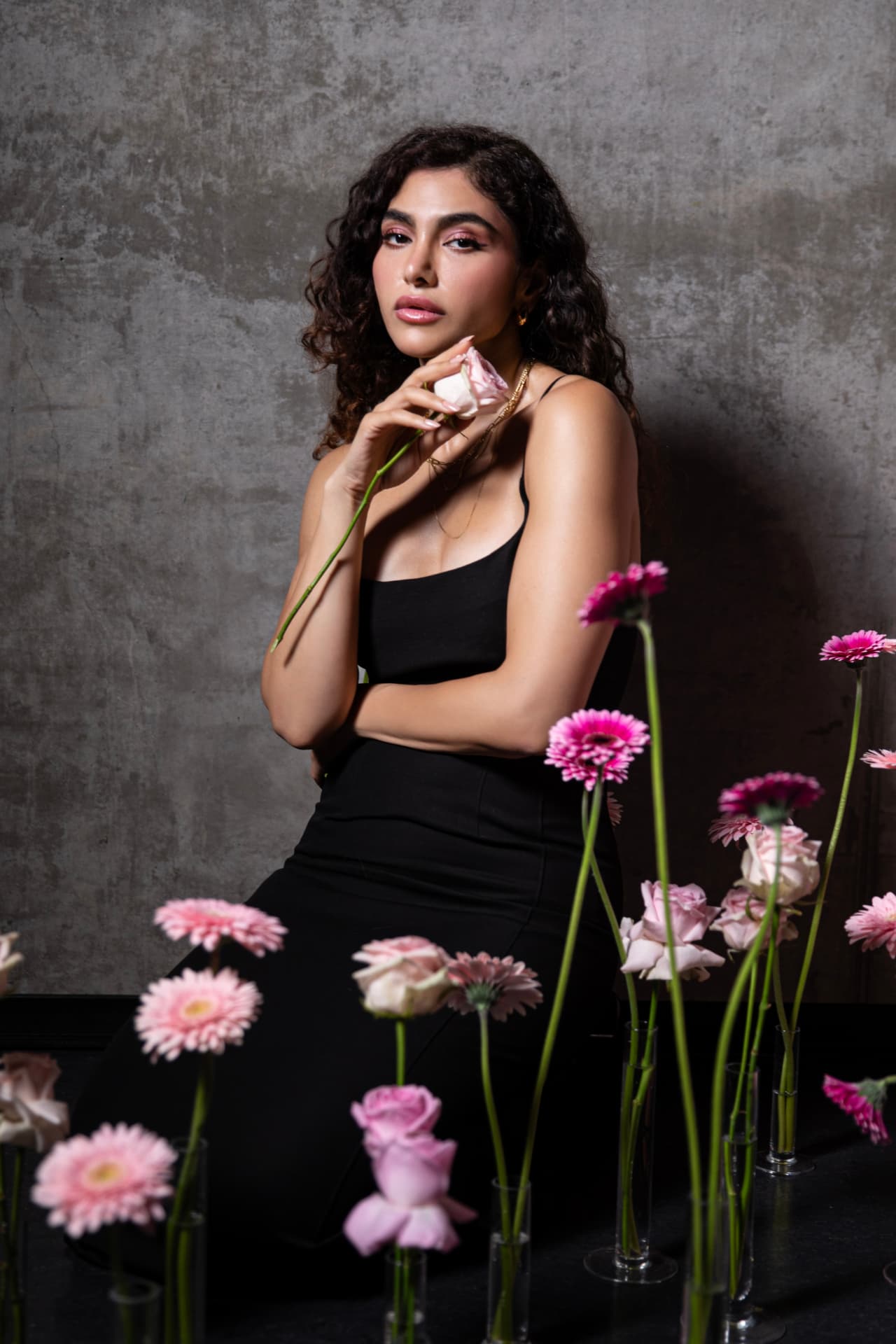 Femy Malekian sitzend zwischen Blumen