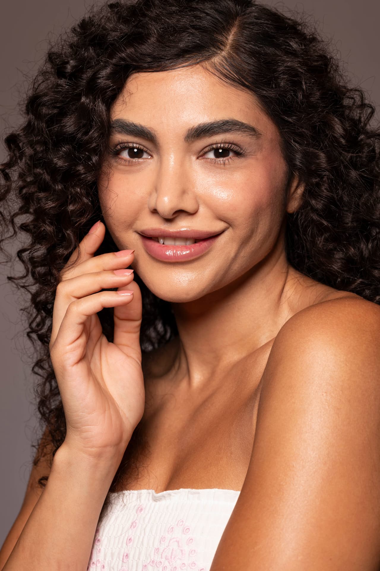 Lächelndes Beauty-Porträt von Femy Malekian