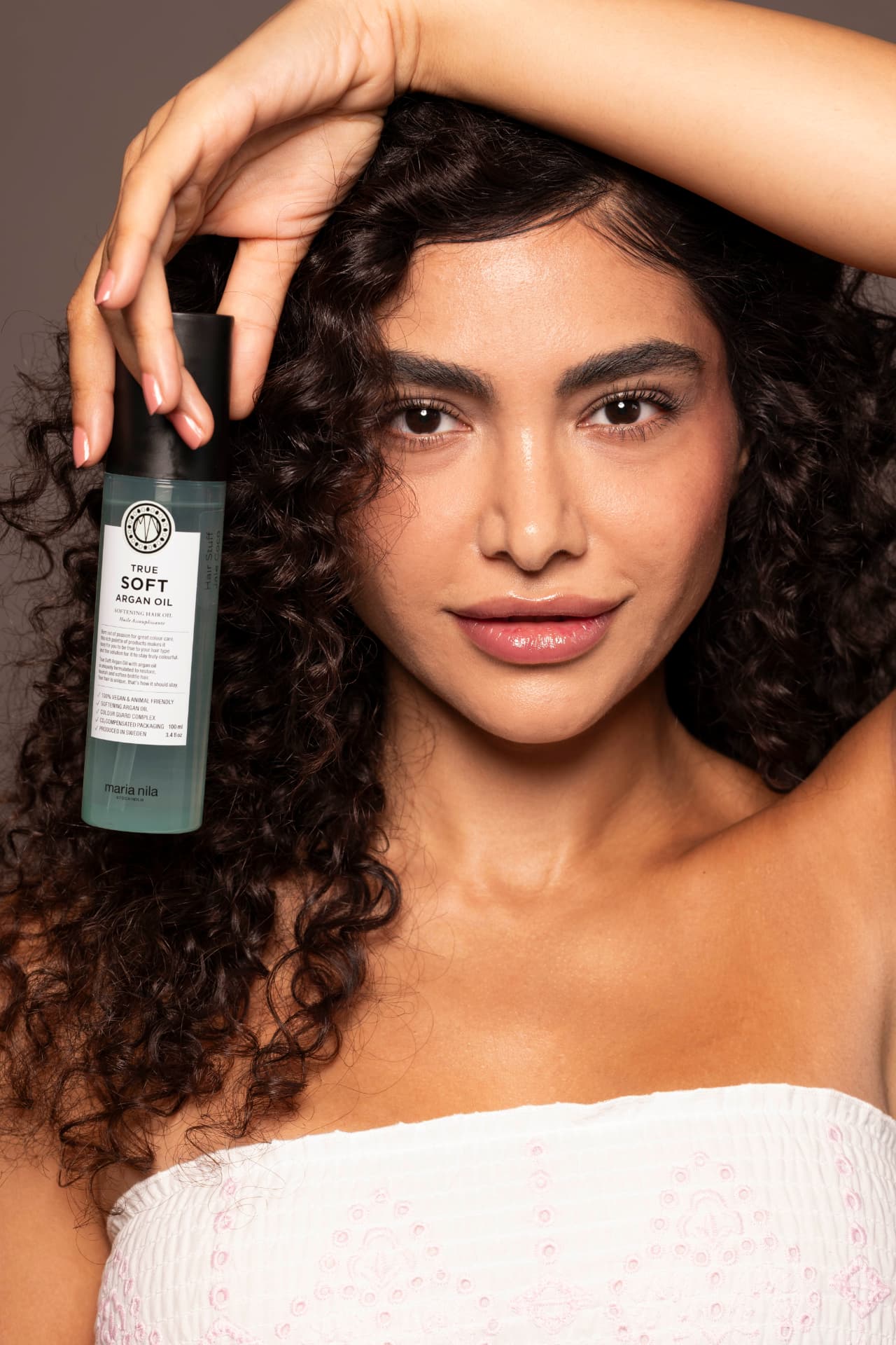 Femy Malekian mit Haarpflegeprodukt