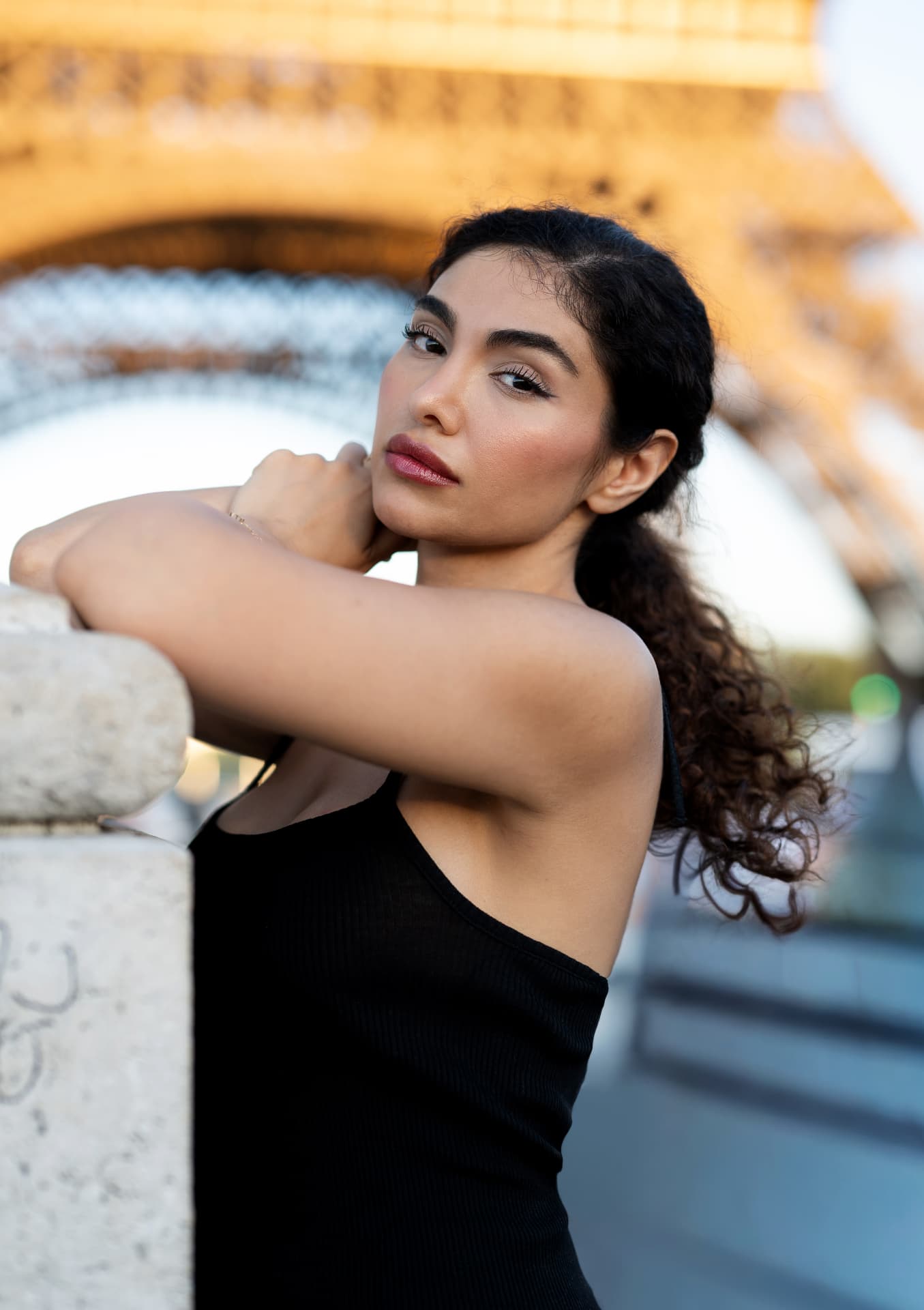 Femy Malekian in schwarzem Kleid vor Brücke